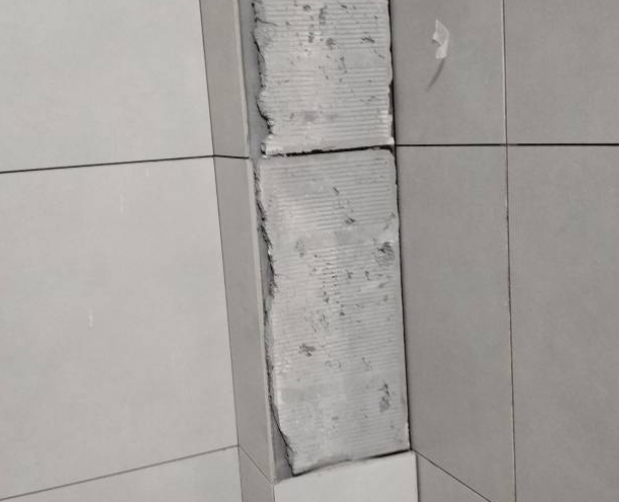 汤旺河瓷砖空鼓维修公司分享下瓷砖施工前基层浇水润湿程度不足，可能导致以下问题